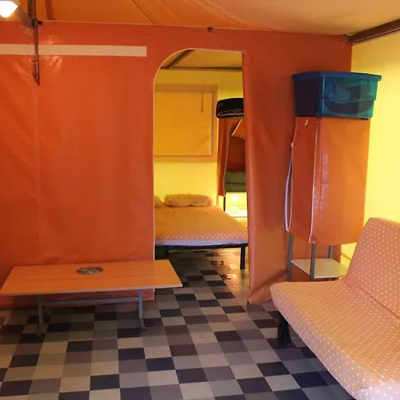 Camping Toilé Avec Terrasse, Pour 6 Personnes à - Api-1-52-1487 *