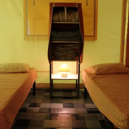 Toilé Avec Terrasse, Pour 6 Personnes à - Api-1-52-1487 Campeggio Naucelle