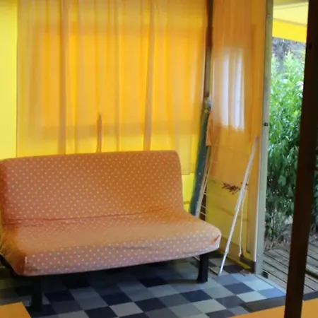 Camping Toilé Avec Terrasse, Pour 6 Personnes à - Api-1-52-1487 *