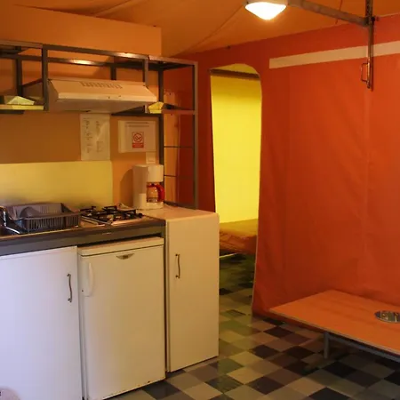Toilé Avec Terrasse, Pour 6 Personnes à - Api-1-52-1487 Camping