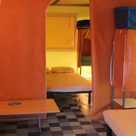 Toilé Avec Terrasse, Pour 6 Personnes à - Api-1-52-1487 Camping
