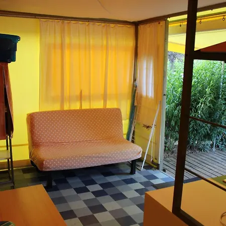 Camping Toilé Avec Terrasse, Pour 6 Personnes à - Api-1-52-1487 *