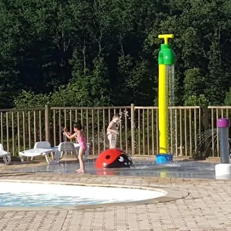 Camping Toilé Avec Terrasse, Pour 6 Personnes à - Api-1-52-1487 *