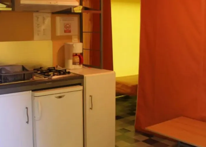 Toilé Avec Terrasse, Pour 6 Personnes à - Api-1-52-1487 Campeggio Naucelle