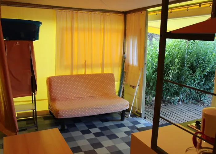 Campeggio Toilé Avec Terrasse, Pour 6 Personnes à - Api-1-52-1487 *