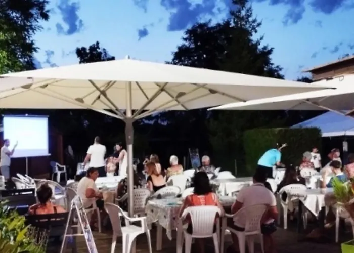 Toilé Avec Terrasse, Pour 6 Personnes à - Api-1-52-1487 * Naucelle